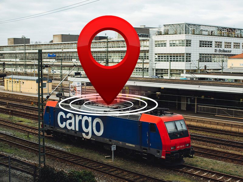 Convoglio merci con un segnaposto di geolocalizzazione sovrapposto